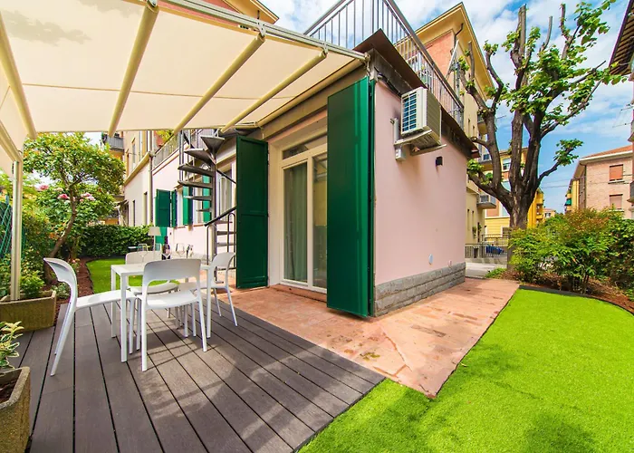 Urban Free Parking - Private Garden